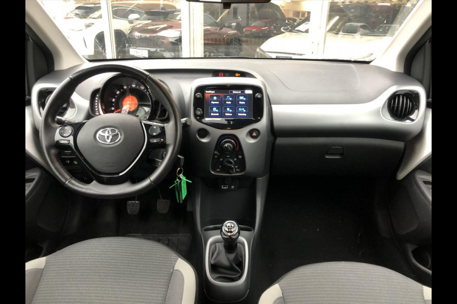 Toyota Aygo 1.0 VVT-i 72pk 5D x-joy | Apple CarPlay/Android Auto, Lichtmetalen velgen, Parkeersensoren, Safety Sense, Camera