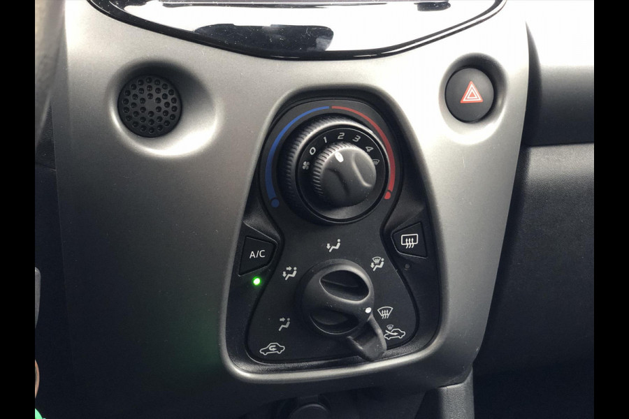 Toyota Aygo 1.0 VVT-i 72pk 5D x-joy | Apple CarPlay/Android Auto, Lichtmetalen velgen, Parkeersensoren, Safety Sense, Camera