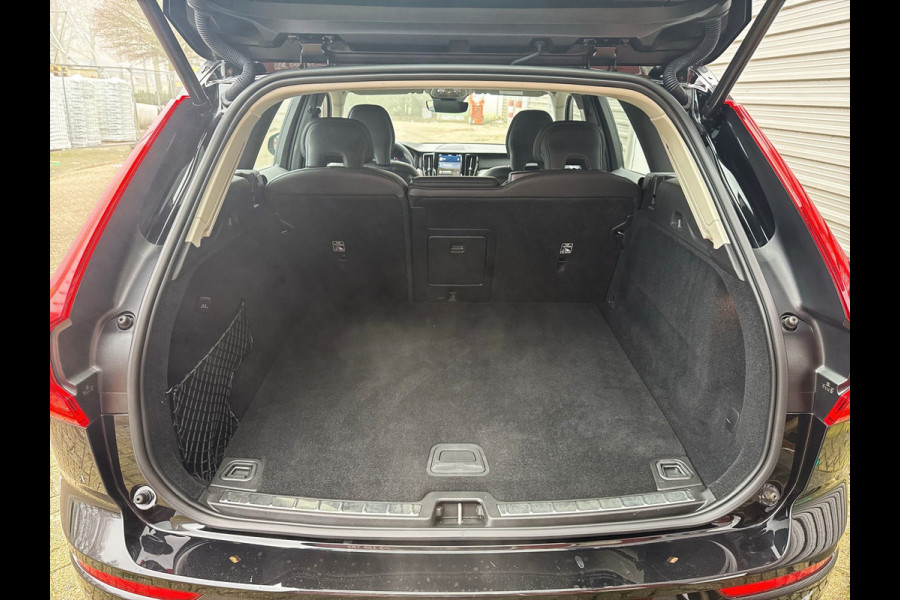 Volvo XC60 B4 Plus Dark / Elektrisch verstelbare voorstoelen / Lederen bekleding / Intellisafe Surround /