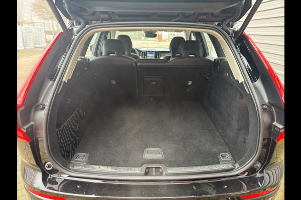 Volvo XC60 B4 Plus Dark / Elektrisch verstelbare voorstoelen / Lederen bekleding / Intellisafe Surround /