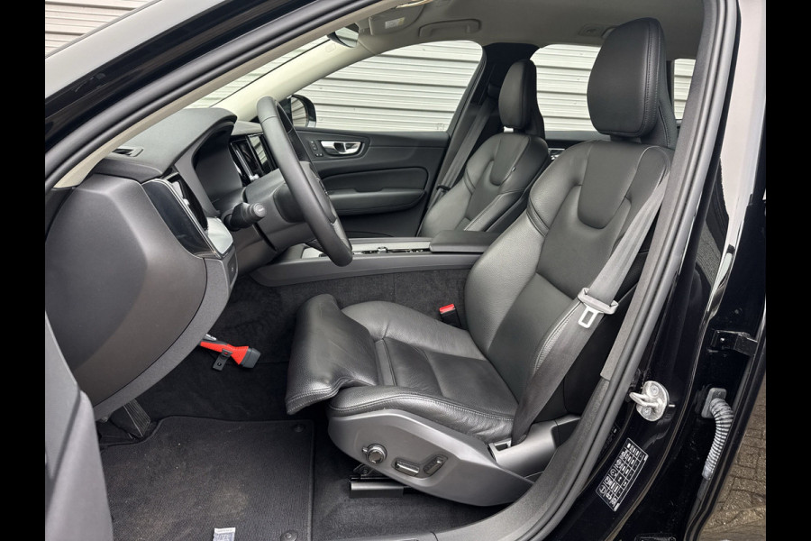 Volvo XC60 B4 Plus Dark / Elektrisch verstelbare voorstoelen / Lederen bekleding / Intellisafe Surround /