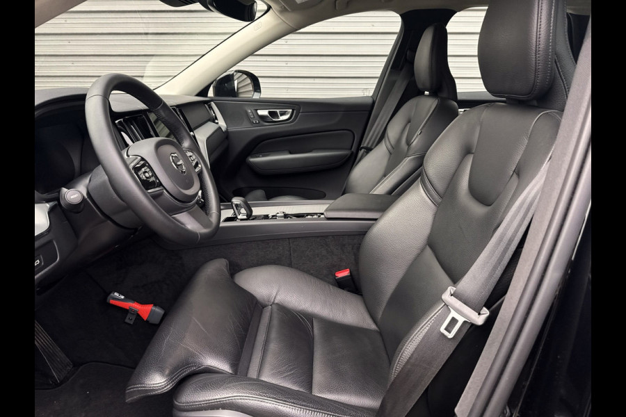 Volvo XC60 B4 Plus Dark / Elektrisch verstelbare voorstoelen / Lederen bekleding / Intellisafe Surround /