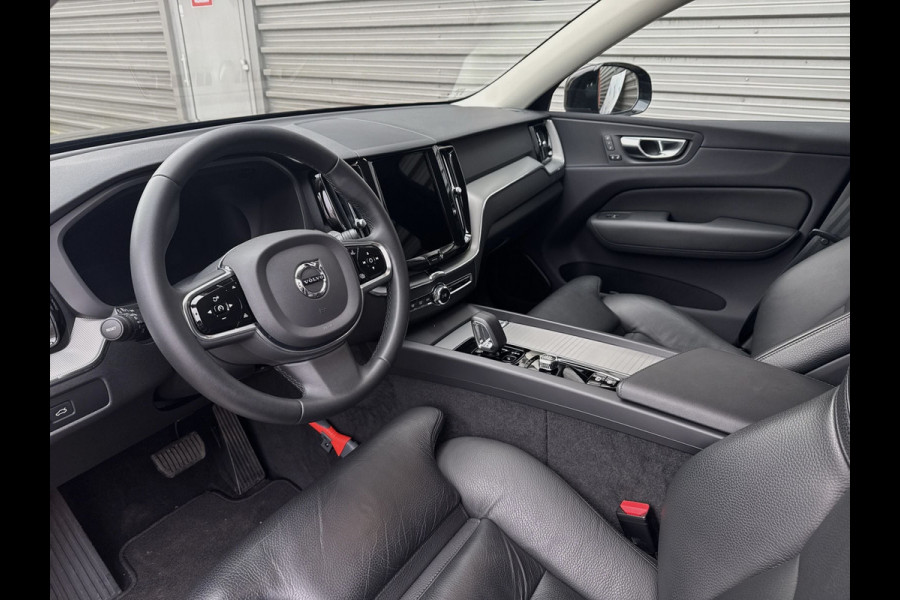 Volvo XC60 B4 Plus Dark / Elektrisch verstelbare voorstoelen / Lederen bekleding / Intellisafe Surround /