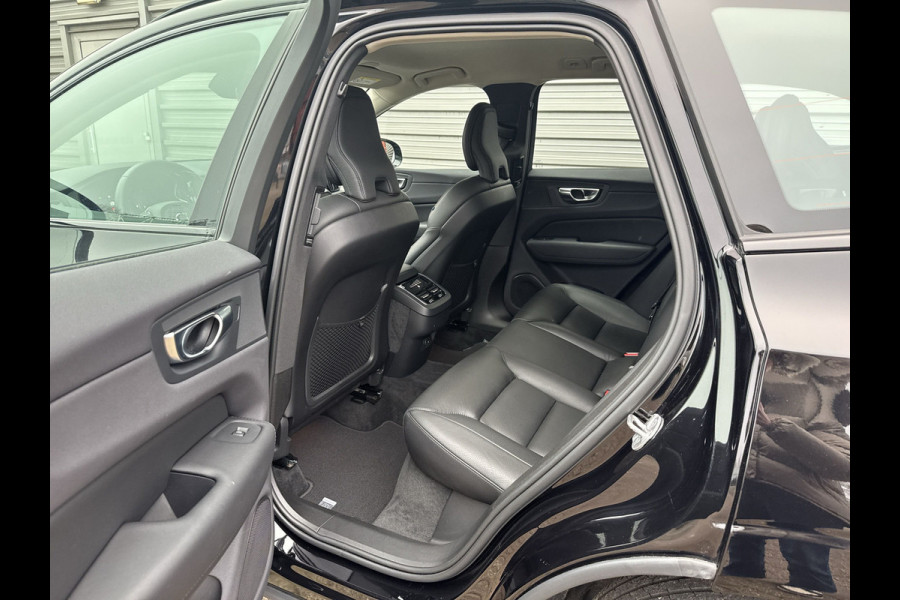 Volvo XC60 B4 Plus Dark / Elektrisch verstelbare voorstoelen / Lederen bekleding / Intellisafe Surround /