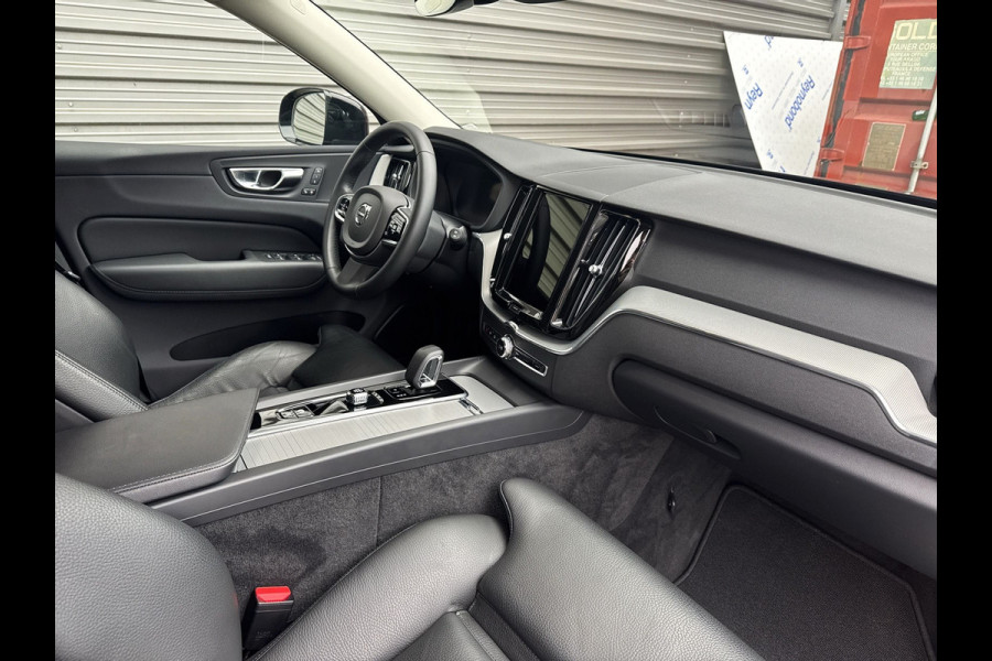 Volvo XC60 B4 Plus Dark / Elektrisch verstelbare voorstoelen / Lederen bekleding / Intellisafe Surround /