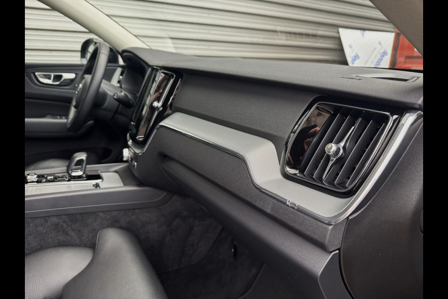 Volvo XC60 B4 Plus Dark / Elektrisch verstelbare voorstoelen / Lederen bekleding / Intellisafe Surround /