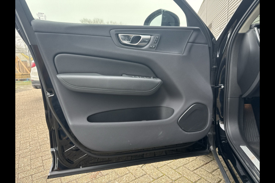 Volvo XC60 B4 Plus Dark / Elektrisch verstelbare voorstoelen / Lederen bekleding / Intellisafe Surround /