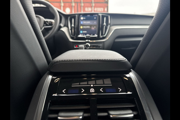 Volvo XC60 B4 Plus Dark / Elektrisch verstelbare voorstoelen / Lederen bekleding / Intellisafe Surround /