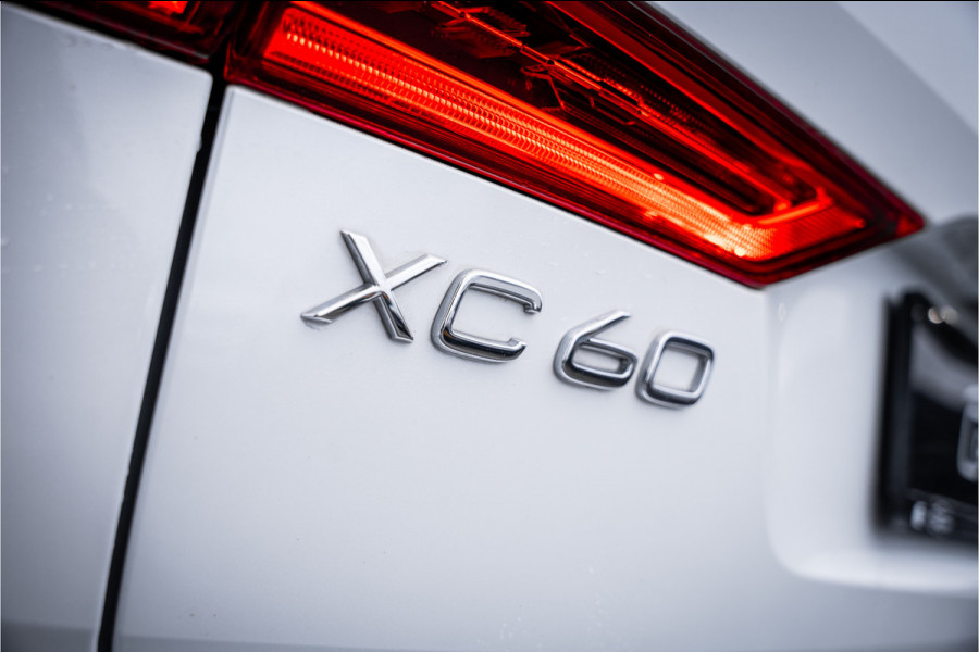 Volvo XC60 2.0 Recharge T6 AWD R-Design - Panorama | Luchtvering | Elek. trekhaak | Stoelkoeling