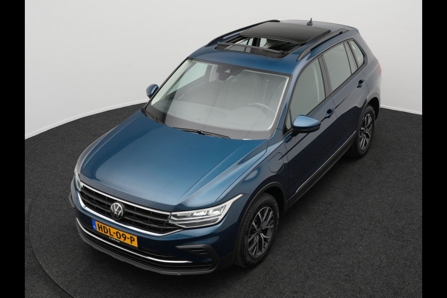 Volkswagen Tiguan 1.4 TSI Life 245pk Plug In Hybrid PHEV | Panorama Dak | Adaptive Cruise | Navigatie | Sportstoelen + Massage | Spraakbediening |