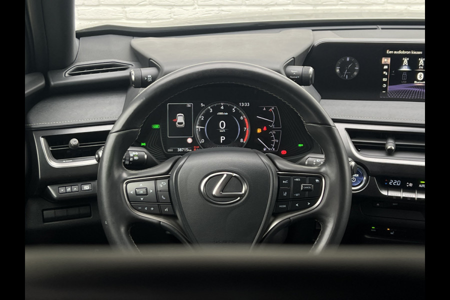 Lexus UX 250h Preference Line | Leder | Camera | Carplay | 18 inch | Dodehoek