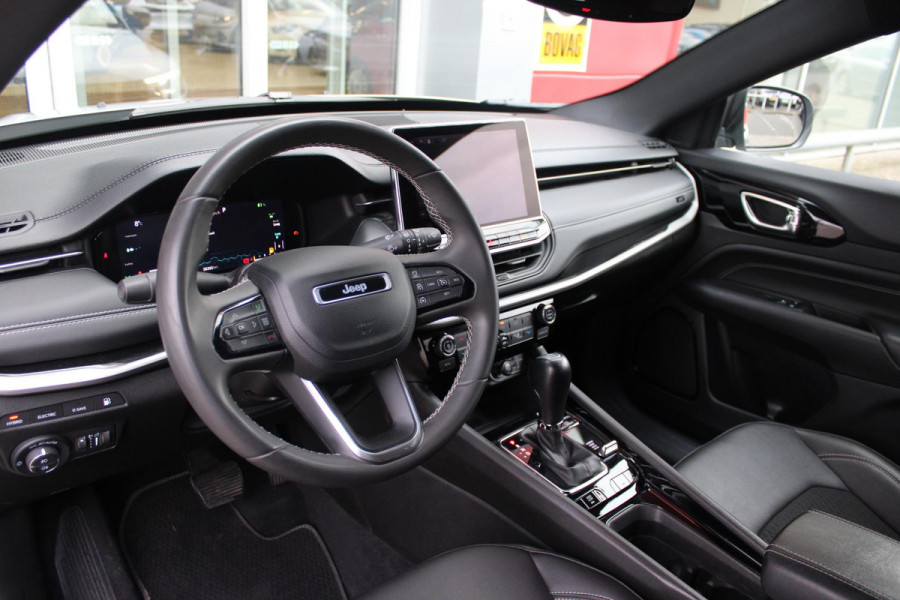 Jeep Compass 4xe 190PK PHEV LIMITED 80TH ANNIVERSARY EDITION | NAVIGATIE 10,25 "TOUCHSCREEN | APPLE CARPLAY/ANDROID AUTO | 360° CAMERA | DAB+ RADIO | CLIMATE CONTROL | 18" SMOKE GREY LICHTMETALEN VELGEN | ADAPTIVE / CRUISE CONTROL | DIGITAAL INSTRUMENTENPANEEL | ELEKTRISCH BEDIENBARE ACHTERKLEP | FULL LED KOPLAMPEN | LED MISTLAMPEN / BOCHTVERLICHTING | KEYLESS ENTRY & START | DRAADLOOS LADEN | DODEHOEK DETECTIE | AFNEEMBARE TREKHAAK |