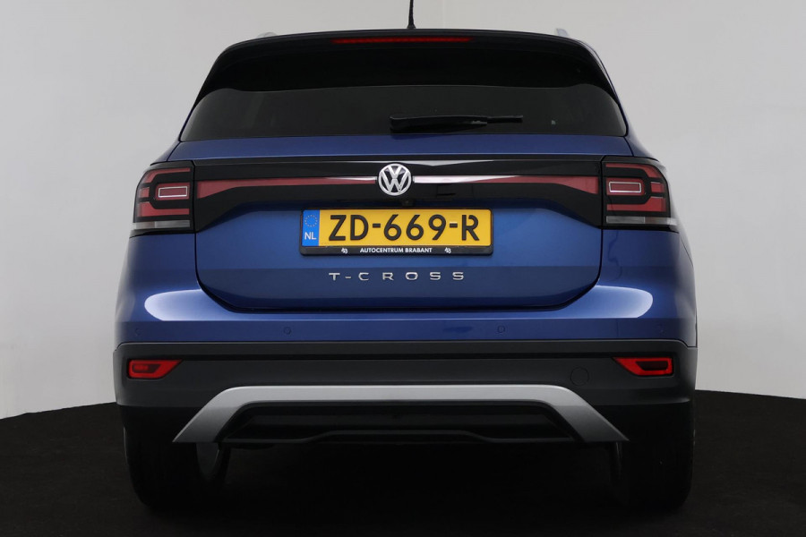 Volkswagen T-Cross 1.0 TSI Style (ACHTERUITRIJCAMERA, NAVIGATIE, PARKEERSENSOREN, CRUISE ADAPTIEF, CARPLAY, GOED ONDERHOUDEN)