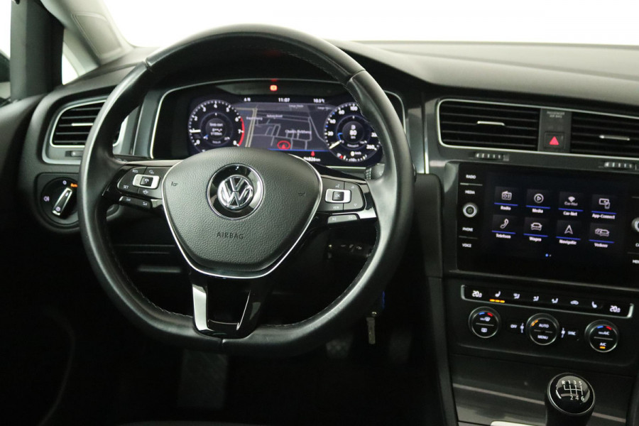 Volkswagen Golf 1.0 TSI Highline (PANORAMADAK, PARKEERSENSOREN, NAVIGATIE, CARPLAY, STOELVERWARMING, GOED ONDEROUDEN)