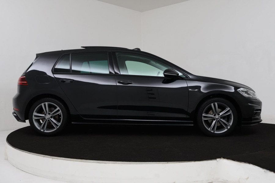 Volkswagen Golf 1.0 TSI Highline (PANORAMADAK, PARKEERSENSOREN, NAVIGATIE, CARPLAY, STOELVERWARMING, GOED ONDEROUDEN)