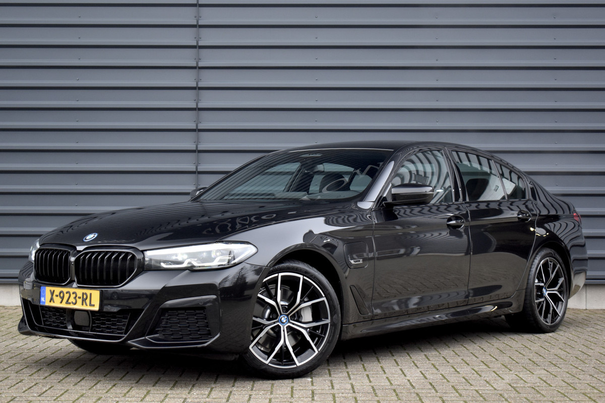 BMW 5 Serie 530e High Executive M Sport | Active Cruise Control | Trekhaak Wegklapbaar | 19'' M Velgen | Stuurverwarming | CarPlay | Camera |