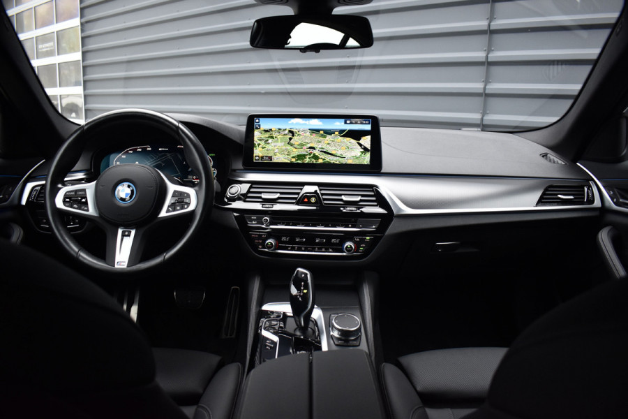 BMW 5 Serie 530e High Executive M Sport | Active Cruise Control | Trekhaak Wegklapbaar | 19'' M Velgen | Stuurverwarming | CarPlay | Camera |
