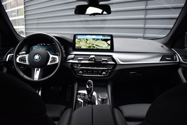BMW 5 Serie 530e High Executive M Sport | Active Cruise Control | Trekhaak Wegklapbaar | 19'' M Velgen | Stuurverwarming | CarPlay | Camera |