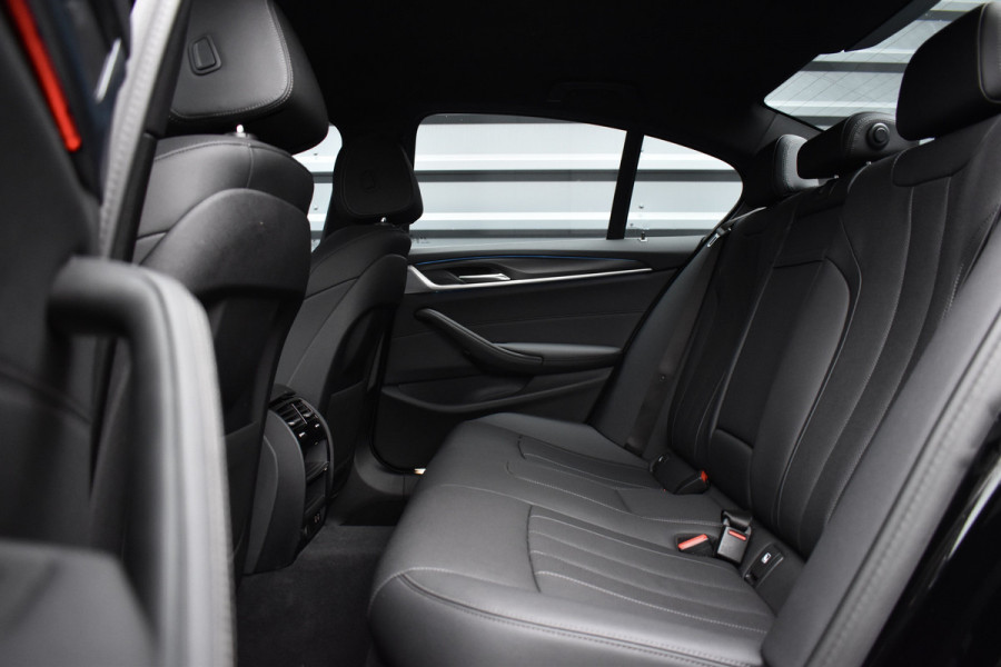 BMW 5 Serie 530e High Executive M Sport | Active Cruise Control | Trekhaak Wegklapbaar | 19'' M Velgen | Stuurverwarming | CarPlay | Camera |