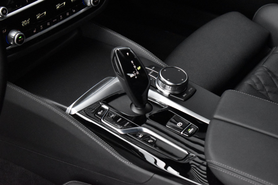 BMW 5 Serie 530e High Executive M Sport | Active Cruise Control | Trekhaak Wegklapbaar | 19'' M Velgen | Stuurverwarming | CarPlay | Camera |