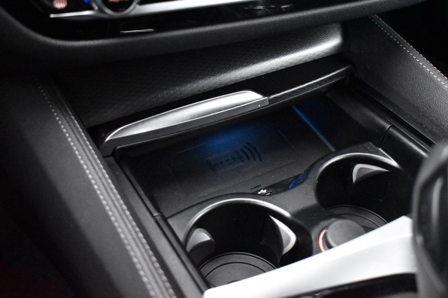 BMW 5 Serie 530e High Executive M Sport | Active Cruise Control | Trekhaak Wegklapbaar | 19'' M Velgen | Stuurverwarming | CarPlay | Camera |