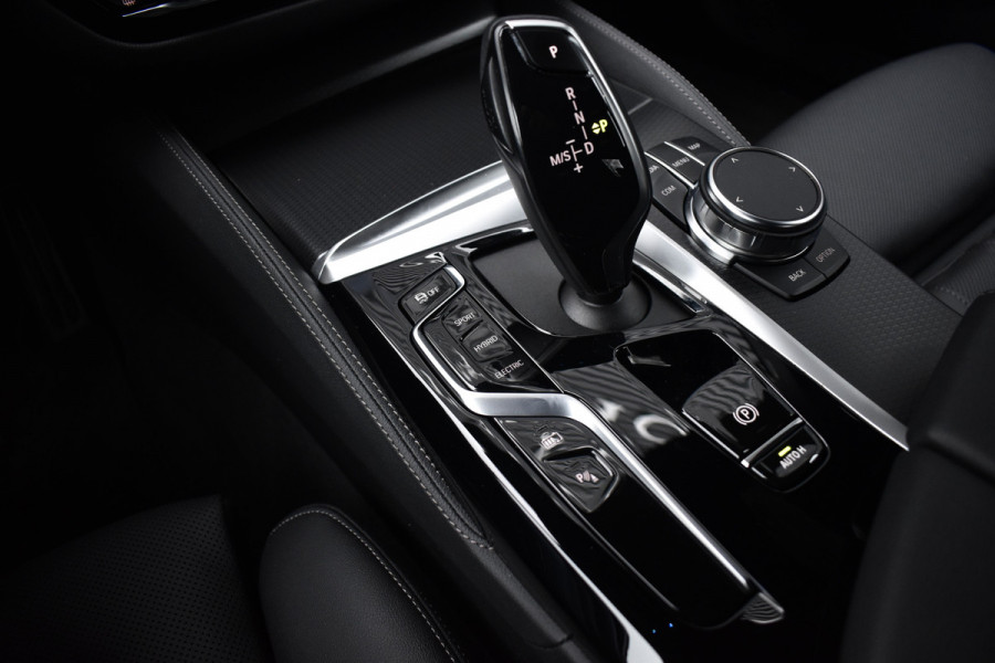 BMW 5 Serie 530e High Executive M Sport | Active Cruise Control | Trekhaak Wegklapbaar | 19'' M Velgen | Stuurverwarming | CarPlay | Camera |