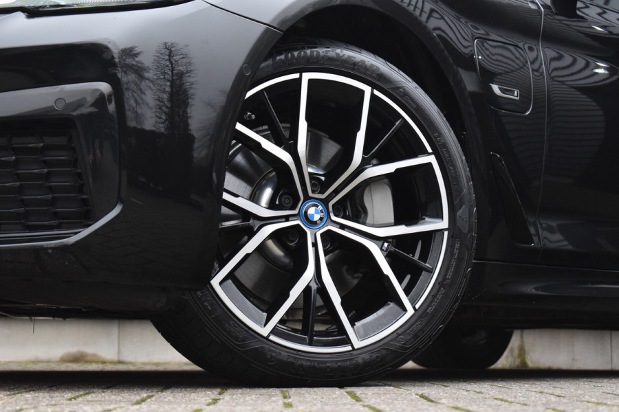 BMW 5 Serie 530e High Executive M Sport | Active Cruise Control | Trekhaak Wegklapbaar | 19'' M Velgen | Stuurverwarming | CarPlay | Camera |