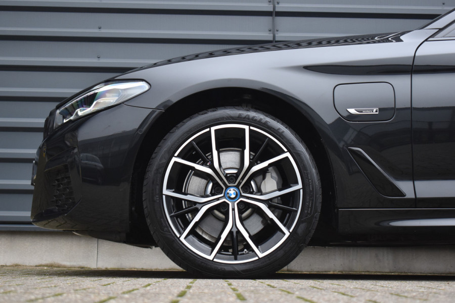BMW 5 Serie 530e High Executive M Sport | Active Cruise Control | Trekhaak Wegklapbaar | 19'' M Velgen | Stuurverwarming | CarPlay | Camera |