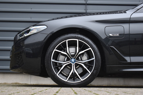 BMW 5 Serie 530e High Executive M Sport | Active Cruise Control | Trekhaak Wegklapbaar | 19'' M Velgen | Stuurverwarming | CarPlay | Camera |