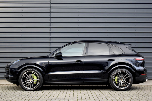 Porsche Cayenne 3.0 E-Hybrid 462pk | Panoramadak | Matrix PDLS+  | Sport Chrono | Trekhaak wegkl. | Bose | Luchtvering | Soft Close | Orig. NL |