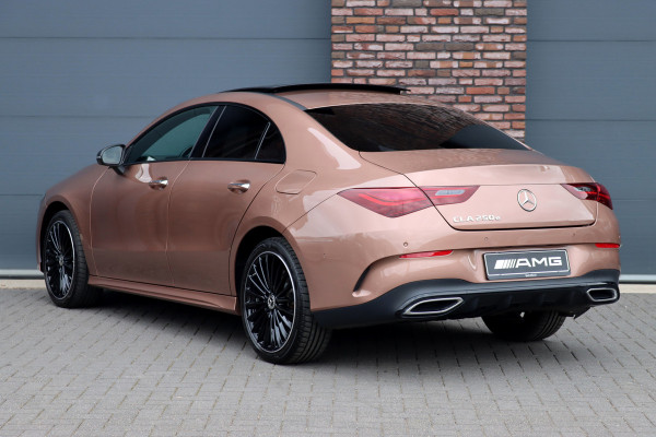 Mercedes-Benz CLA-Klasse 250 e AMG Line Aut8 | Panoramadak | Distronic | Memory | Burmester | Trekhaak | Keyless Go | Camera | Verwarmd Stuurwiel | Nightpakket |