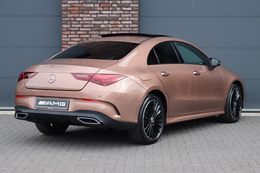 Mercedes-Benz CLA-Klasse 250 e AMG Line Aut8 | Panoramadak | Distronic | Memory | Burmester | Trekhaak | Keyless Go | Camera | Verwarmd Stuurwiel | Nightpakket |