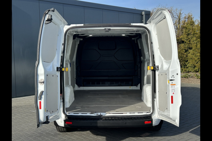 Ford Transit Custom 2.0 TDCI 130 PK / L2H1 / 2.800 KG AHG / CAMERA / AIRCO / CRUISE / NAVI / STOELVERWARMING