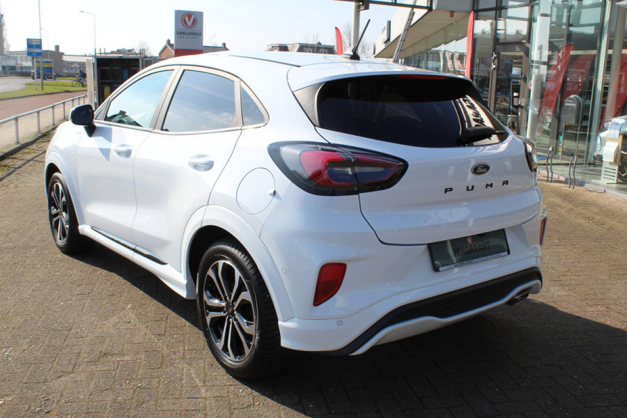 Ford Puma 1.0-125 pk EcoBoost Mild-Hybrid ST-Line. Fabrieksgarantie t/m 18-03-2028 ! Slechts 14.000km ! Autm. airco, stoel-, stuur- en voorraamverw., elektr. achterklep, LM wielen, camera, all season banden, keyless entry/start, LED verl. parkeersensor v+a, navigatie, telefoonvoorb. etc