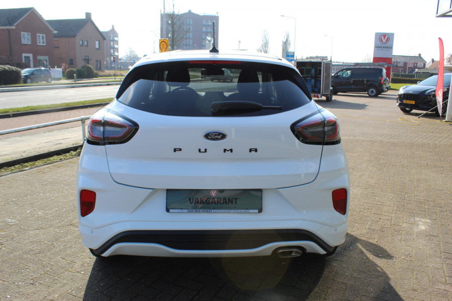 Ford Puma 1.0-125 pk EcoBoost Mild-Hybrid ST-Line. Fabrieksgarantie t/m 18-03-2028 ! Slechts 14.000km ! Autm. airco, stoel-, stuur- en voorraamverw., elektr. achterklep, LM wielen, camera, all season banden, keyless entry/start, LED verl. parkeersensor v+a, navigatie, telefoonvoorb. etc