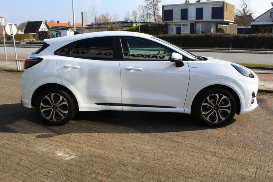 Ford Puma 1.0-125 pk EcoBoost Mild-Hybrid ST-Line. Fabrieksgarantie t/m 18-03-2028 ! Slechts 14.000km ! Autm. airco, stoel-, stuur- en voorraamverw., elektr. achterklep, LM wielen, camera, all season banden, keyless entry/start, LED verl. parkeersensor v+a, navigatie, telefoonvoorb. etc