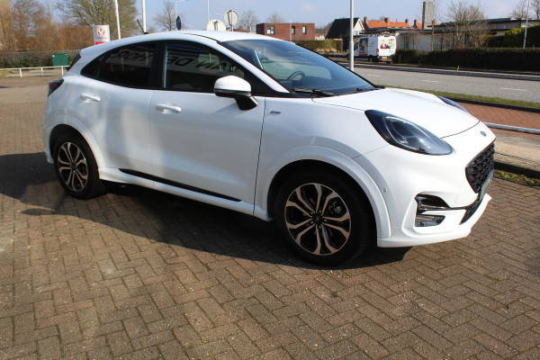 Ford Puma 1.0-125 pk EcoBoost Mild-Hybrid ST-Line. Fabrieksgarantie t/m 18-03-2028 ! Slechts 14.000km ! Autm. airco, stoel-, stuur- en voorraamverw., elektr. achterklep, LM wielen, camera, all season banden, keyless entry/start, LED verl. parkeersensor v+a, navigatie, telefoonvoorb. etc