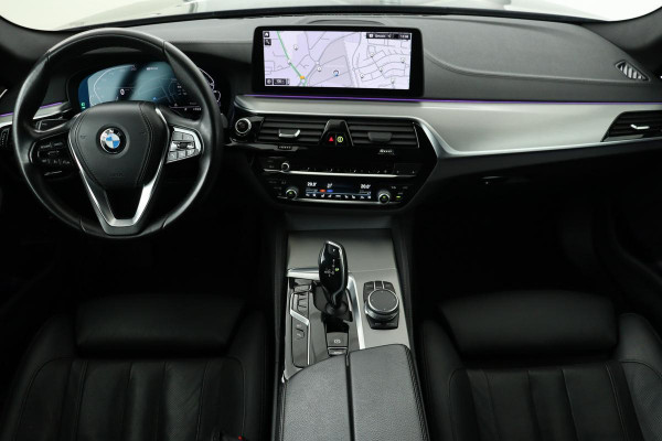 BMW 5 Serie 530e Luxury Line | Trekhaak | Stoelventilatie | Leder | Carplay | Camera | Sfeerverlichting | Memory | Full LED | Comfortstoelen