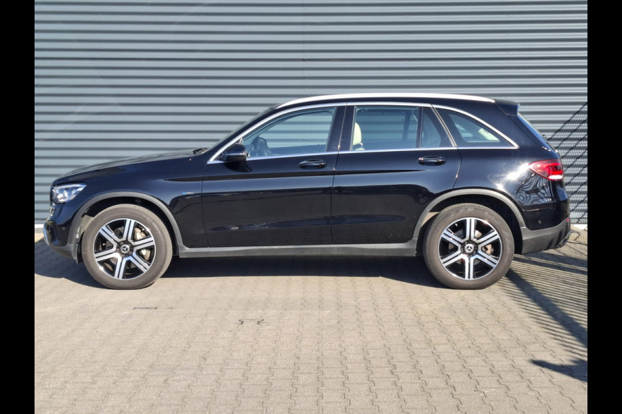 Mercedes-Benz GLC 300e 4MATIC Premium Plug in Hybrid 320pk PHEV | Adaptive Cruise | Apple Carplay | Lederen Sportstoelen | Camera | L.M. 19" | Sfeerverlichting | Multi Beam LED | Stoelverwarming | DAB | Navigatie |