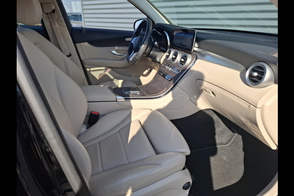 Mercedes-Benz GLC 300e 4MATIC Premium Plug in Hybrid 320pk PHEV | Adaptive Cruise | Apple Carplay | Lederen Sportstoelen | Camera | L.M. 19" | Sfeerverlichting | Multi Beam LED | Stoelverwarming | DAB | Navigatie |