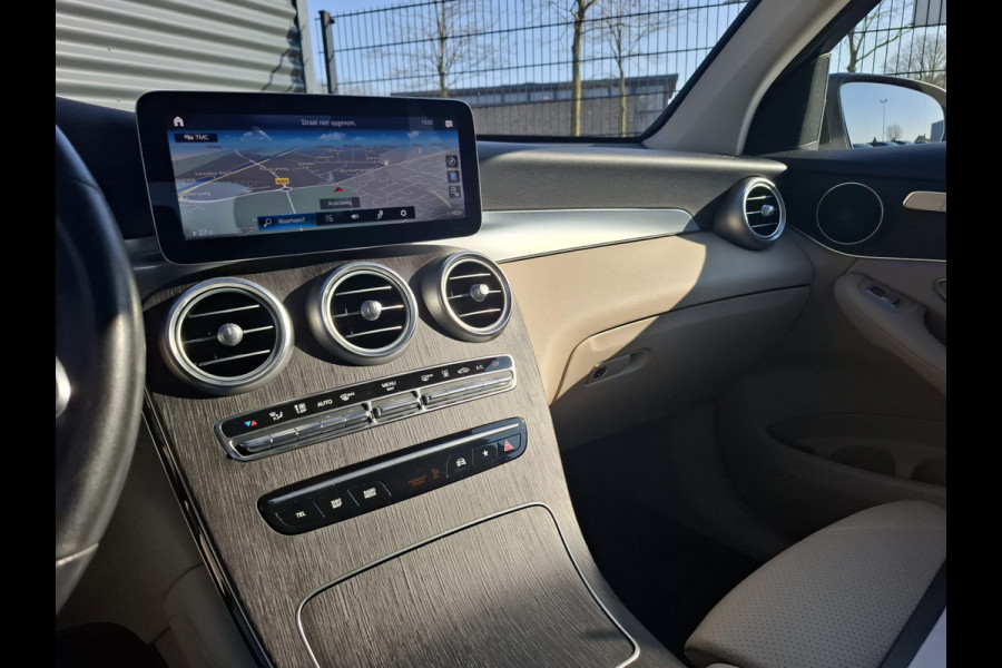 Mercedes-Benz GLC 300e 4MATIC Premium Plug in Hybrid 320pk PHEV | Adaptive Cruise | Apple Carplay | Lederen Sportstoelen | Camera | L.M. 19" | Sfeerverlichting | Multi Beam LED | Stoelverwarming | DAB | Navigatie |