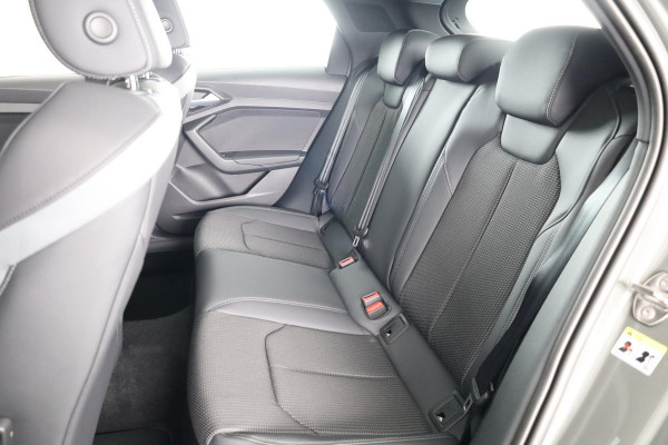 Audi A1 Sportback 25 TFSI S edition MMi navigatie Plus, optiekpakket zwart plus, Audi Soundsysteem, contrastpakket