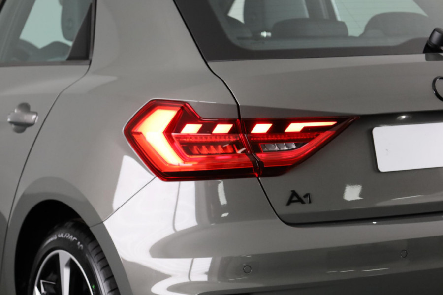 Audi A1 Sportback 25 TFSI S edition MMi navigatie Plus, optiekpakket zwart plus, Audi Soundsysteem, contrastpakket