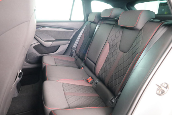 Škoda Octavia Combi 1.4 TSI RS iV PHEV Business 245pk | Head Up display | Verwarmbare voorstoelen | Matrix koplampen | Verwarmbare voorruit