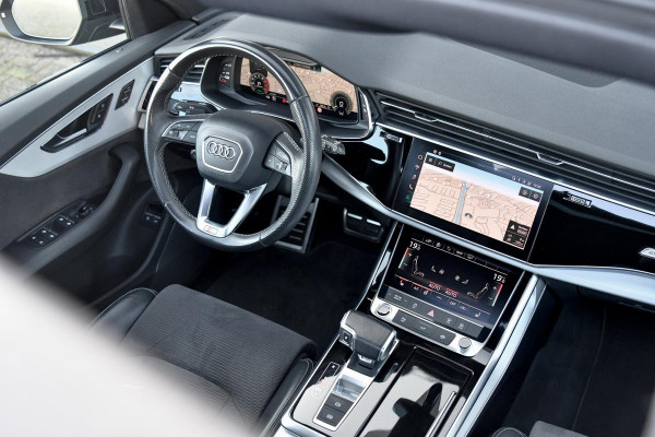 Audi Q8 55 TFSI e quattro 3x S-Line. Luchtv, Pano, ACC, 360 3D, Softclose, BTW Memory, Keyless, Trekhaak, Sfeer, Dodeh, CarPlay!