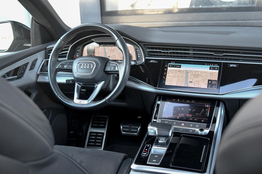 Audi Q8 55 TFSI e quattro 3x S-Line. Luchtv, Pano, ACC, 360 3D, Softclose, BTW Memory, Keyless, Trekhaak, Sfeer, Dodeh, CarPlay!