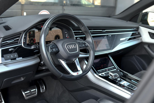 Audi Q8 55 TFSI e quattro 3x S-Line. Luchtv, Pano, ACC, 360 3D, Softclose, BTW Memory, Keyless, Trekhaak, Sfeer, Dodeh, CarPlay!