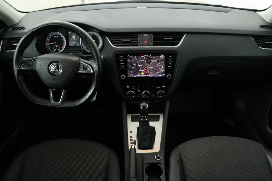 Škoda Octavia 1.0 TSI Clever Edition | Stoelverwarming | Carplay | Trekhaak | Half leder | Navigatie | DAB | Climate control | PDC | Cruise control