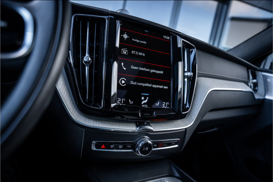 Volvo XC60 2.0 Recharge T6 AWD Inscription - Panorama | B&W | Luchtvering | Elek. trekhaak | Memory