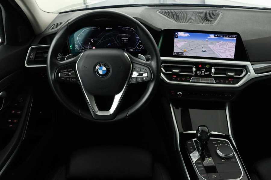 BMW 3-serie 330e Sport Line | Stoelverwarming | Camera | Carplay | Sfeerverlichting | Sportstoelen | Park Assist | Half leder | Live Cockpit